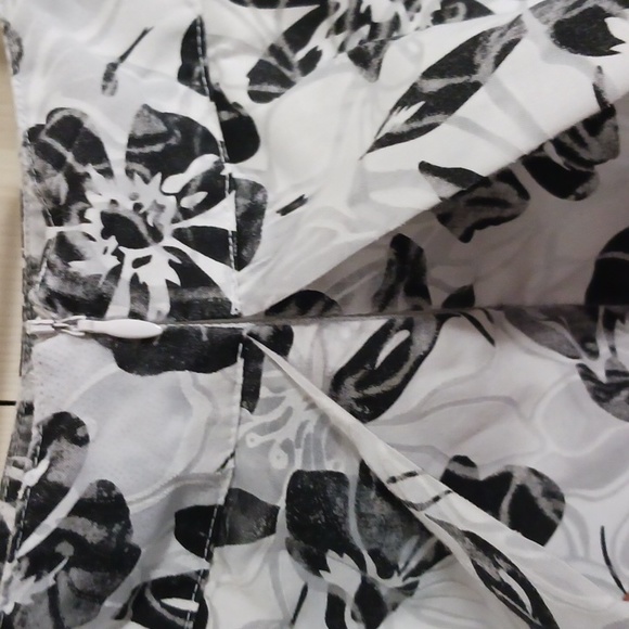 Speak 2 Me pleated cotton lined mini skirt - size 7 - b/w floral - Picture 3 of 5